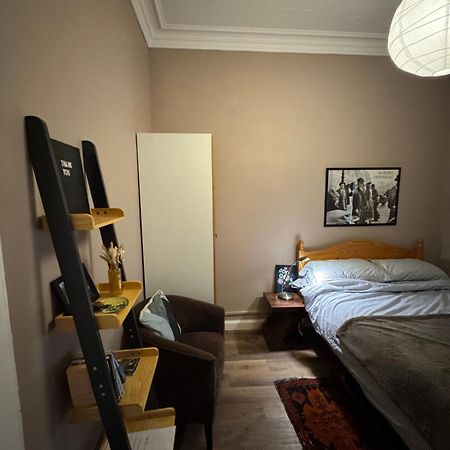 Central Room In Historic Tenement Shared Apartment Near Old Town เอดินบะระ ภายนอก รูปภาพ